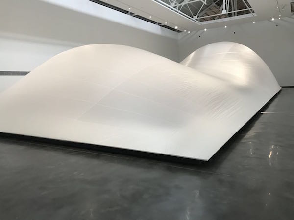 在一场“未搭建完”的北欧当代艺术展中，感受空间与声音