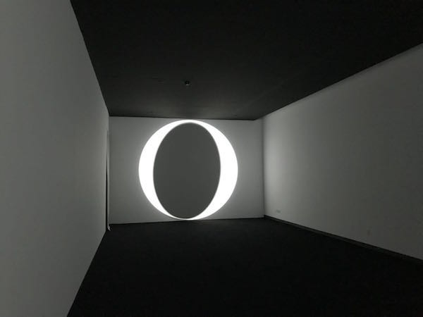 在一场“未搭建完”的北欧当代艺术展中，感受空间与声音